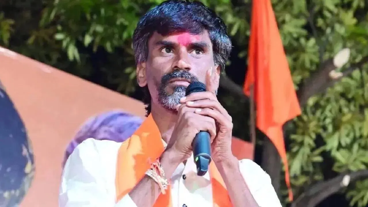 मुंबई में मराठा आरक्षण आंदोलन हुआ तेज, मनोज जरांगे का सरकार पर हमला, पानी पीना भी छोड़ा