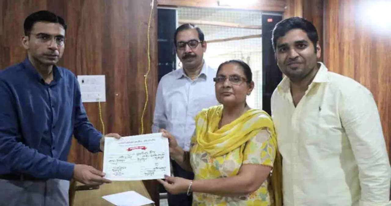 जीते हुए प्रतिभागी को प्रमाण पत्र देते अधिकारी