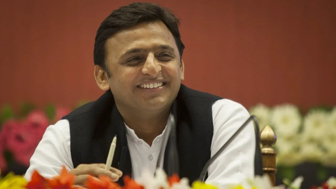 सांड की वजह से मंत्री की बैठक में नहीं पहुंच पाए अफसर, अखिलेश यादव ने जमकर लिए मजे