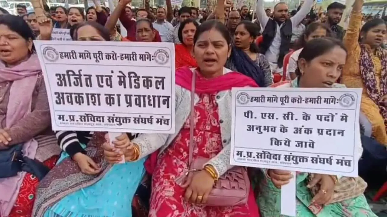 Contract employees protest in Bhopal