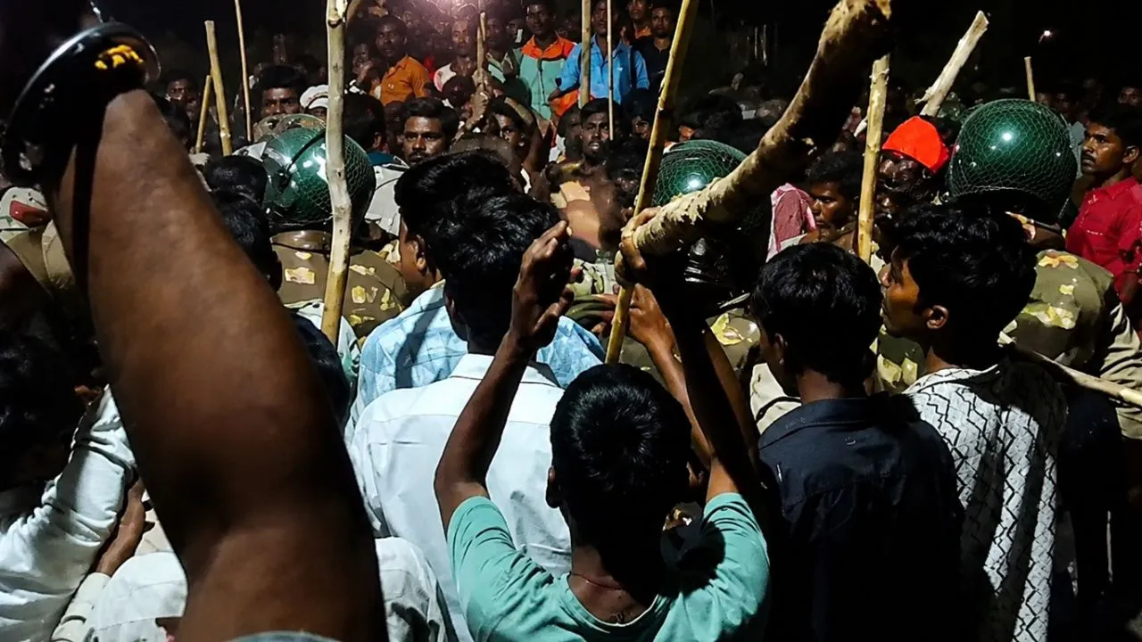 श्योपुर में बेकाबू भीड़ का तांडव, थाने में घुसकर पुलिस पर लाठी-डंडों से हमला, इलाके में तनाव