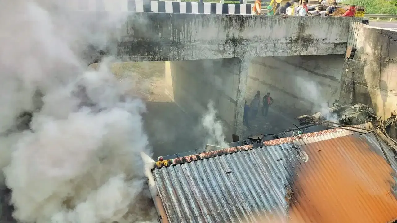 गुना में दर्दनाक हादसा: पुलिया से गिरते ही कंटेनर बना आग का गोला, जिंदा जल गया ड्राइवर