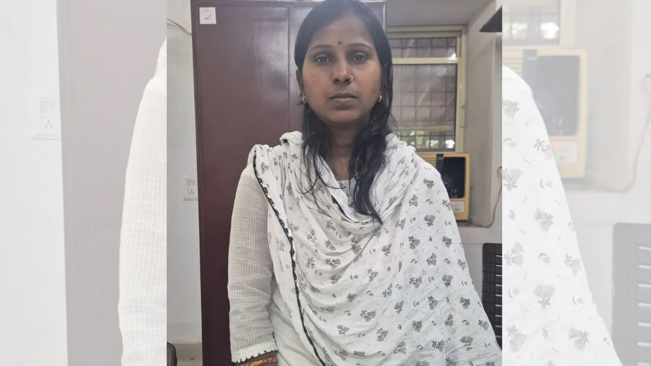 Gwalior Lokayukta police arrested female Patwari accepting bribe
