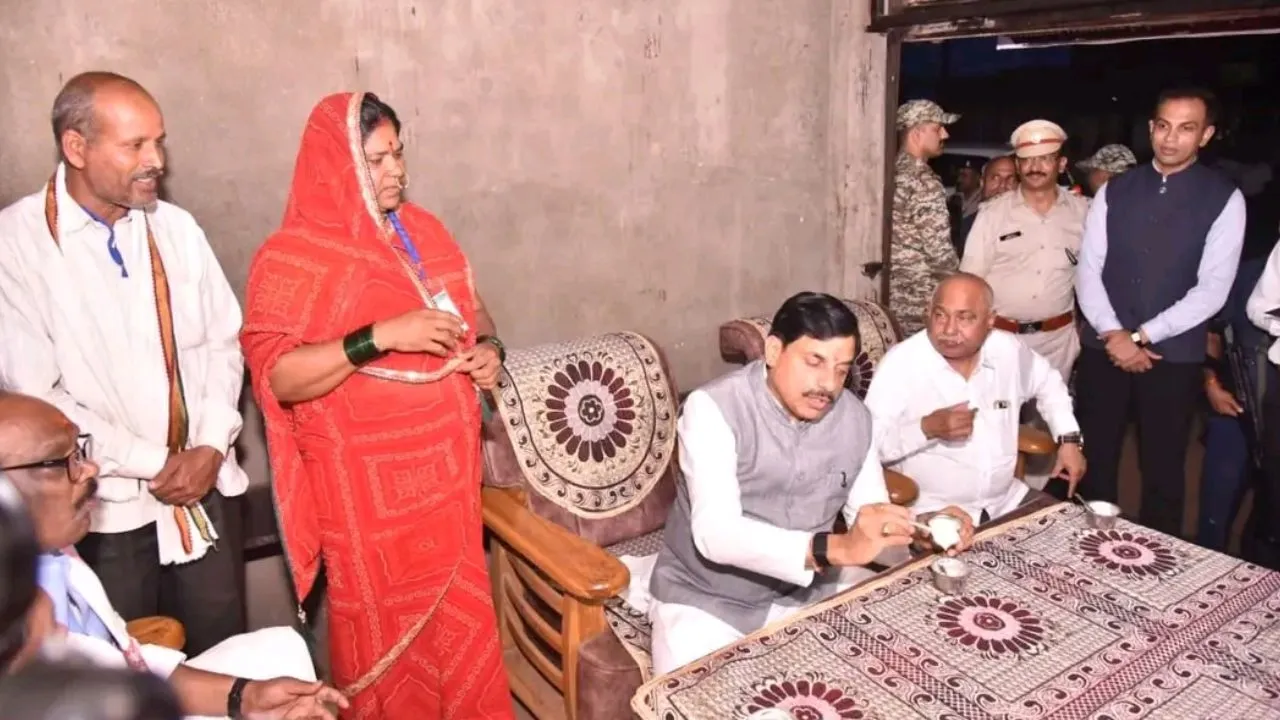 बैतूल: सीएम मोहन यादव बोले- कुकरू बनेगा पर्यटन का बड़ा केंद्र, स्व-सहायता समूह की महिलाओं के आत्मनिर्भर मॉडल को सराहा, चखा मावा-रबड़ी का स्वाद
