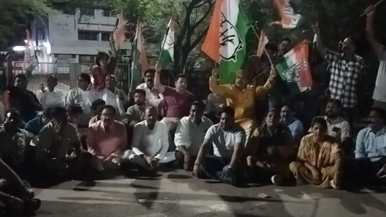 छात्र आंदोलन के समर्थन में दमोह में कलेक्ट्रेट गेट पर कांग्रेस ने किया जोरदार प्रदर्शन, केंद्र सरकार के खिलाफ की नारेबाजी