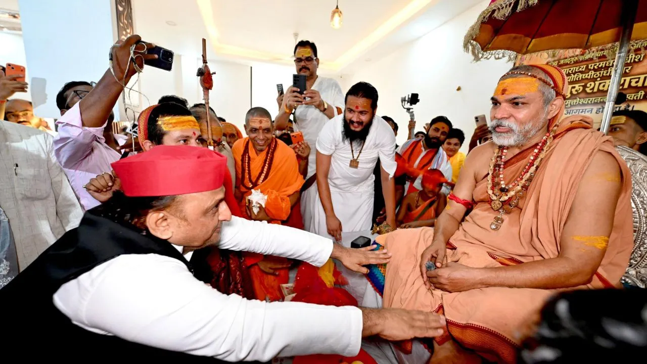 Akhilesh Yadav met Shankaracharya Avimukteshwaranand