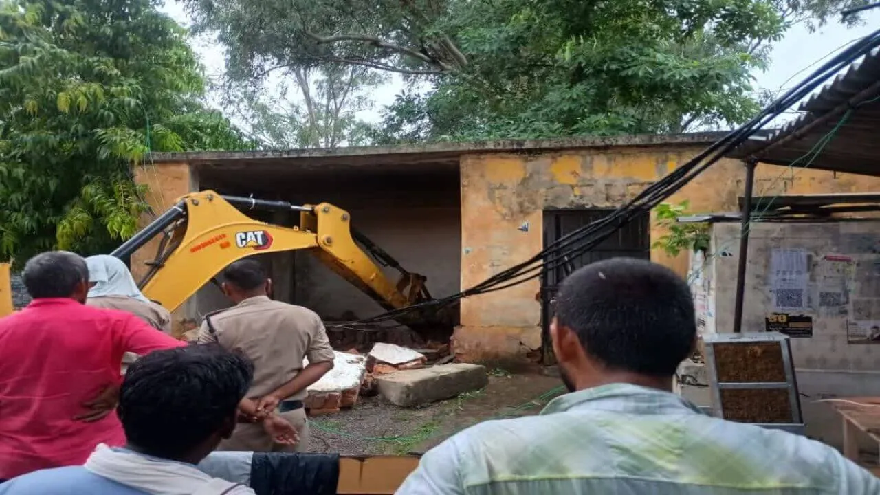 सीधी कोर्ट परिसर में बड़ा हादसा: बारिश से बचने गए लोगों पर गिरी दीवार, 2 की मौत, 2 घायल