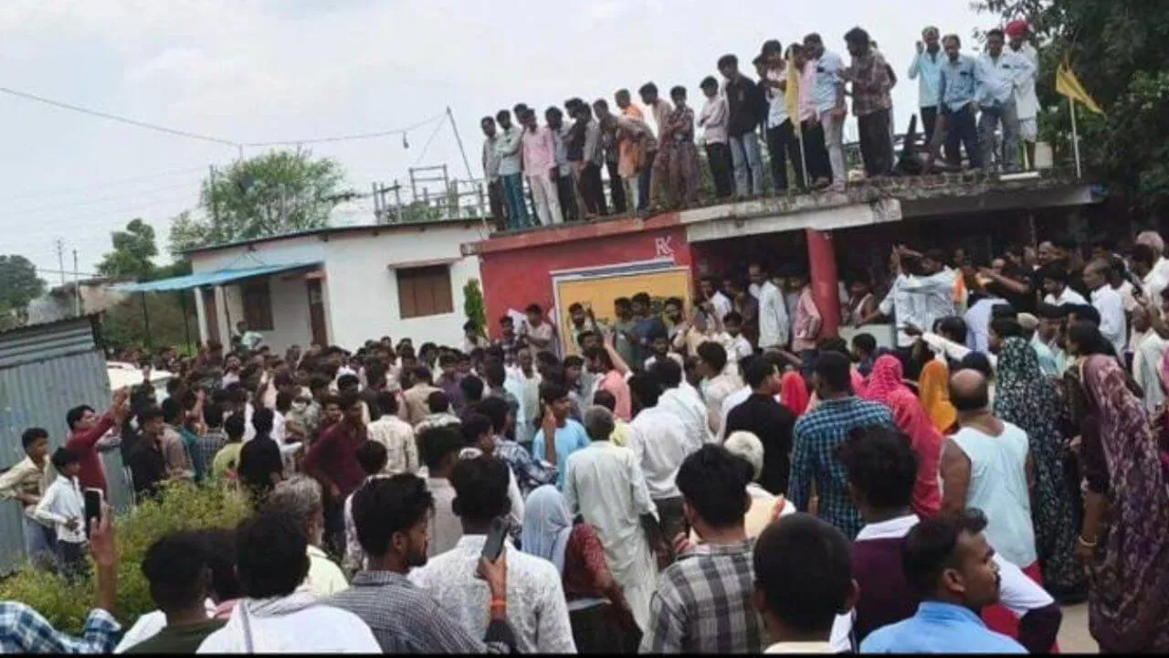 गुटखा लाने से किया इनकार, 10 साल के मासूम की गला काटकर हत्या, नाबालिग पर आरोप, गांव में चक्काजाम