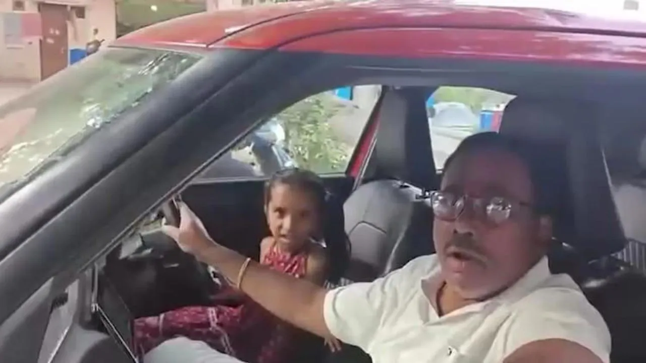 हैदराबाद में नाबालिग पोती से कार चलवाना पड़ा महंगा, एसआई पर केस दर्ज, VIDEO वायरल
