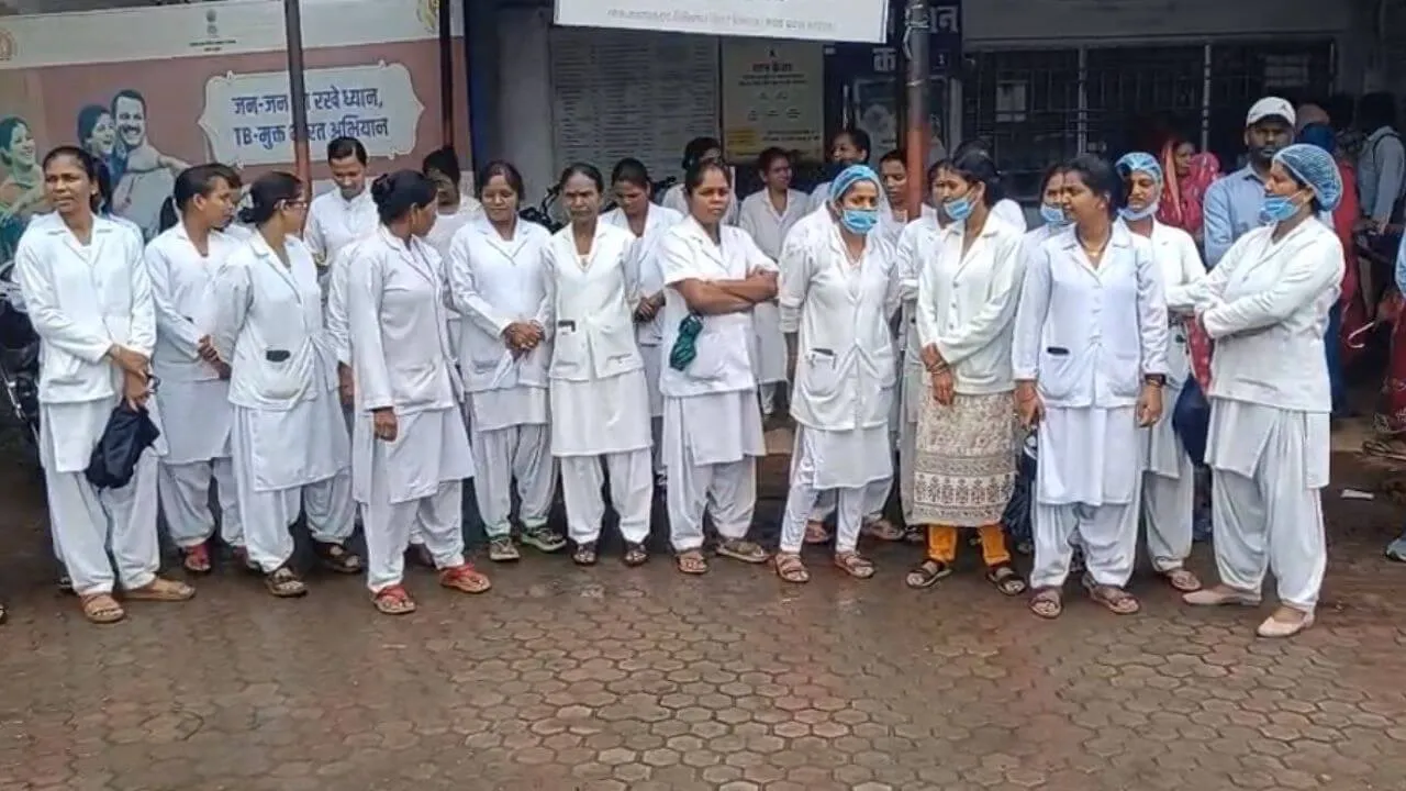 निलंबित नर्स की बहाली को लेकर नर्सिंग स्टाफ की हड़ताल, डिंडौरी जिला अस्पताल में सेवाएं प्रभावित, मरीज परेशान