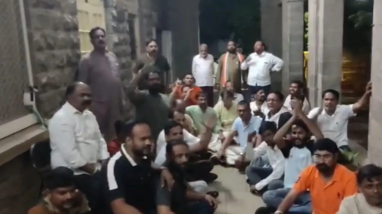 राहुल गांधी को हिरासत में लिए जाने के विरोध में खंडवा में कांग्रेस का प्रदर्शन, कलेक्टर कार्यालय का किया घेराव