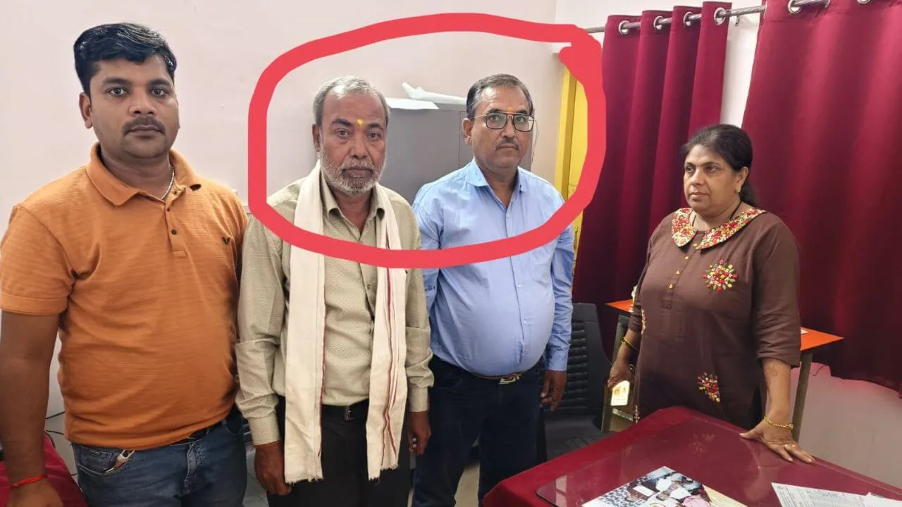 Assistant Engineer and Lineman arrested accepting bribe