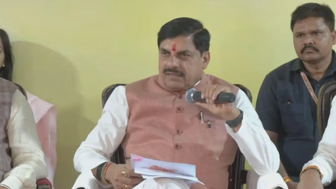 छिंदवाड़ा के बाद बड़वानी से CM डॉ. मोहन यादव का सख्त संदेश- नहीं सही जाएगी लापरवाही, तहसीलदार-पटवारी समेत 7 अधिकारी-कर्मचारी निलंबित