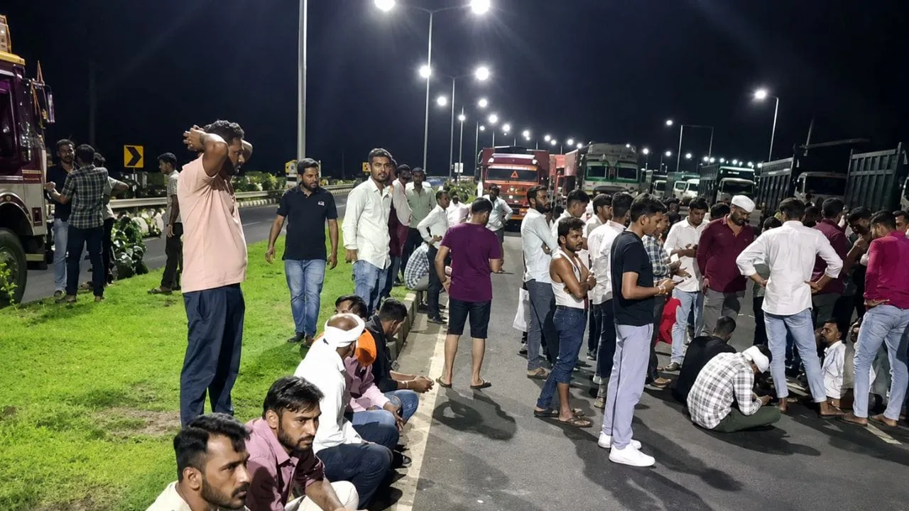 संदलपुर में मूंग तुलाई रुकी तो भड़के किसान, ट्रॉलियां खड़ी होने पर हाईवे किया जाम