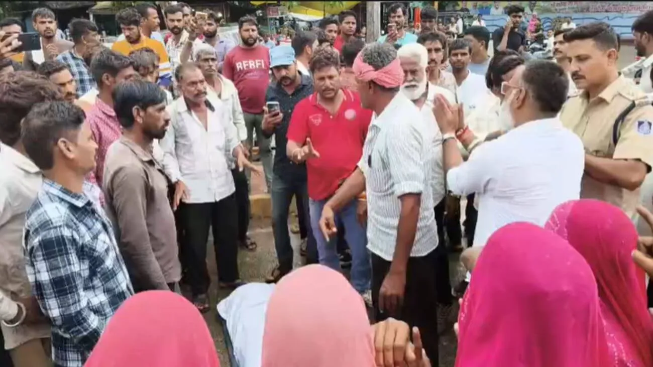 नीमच में शव रखकर परिजनों ने किया चक्काजाम, हादसा मानने से किया इनकार, अपहरण और मारपीट का लगाया आरोप