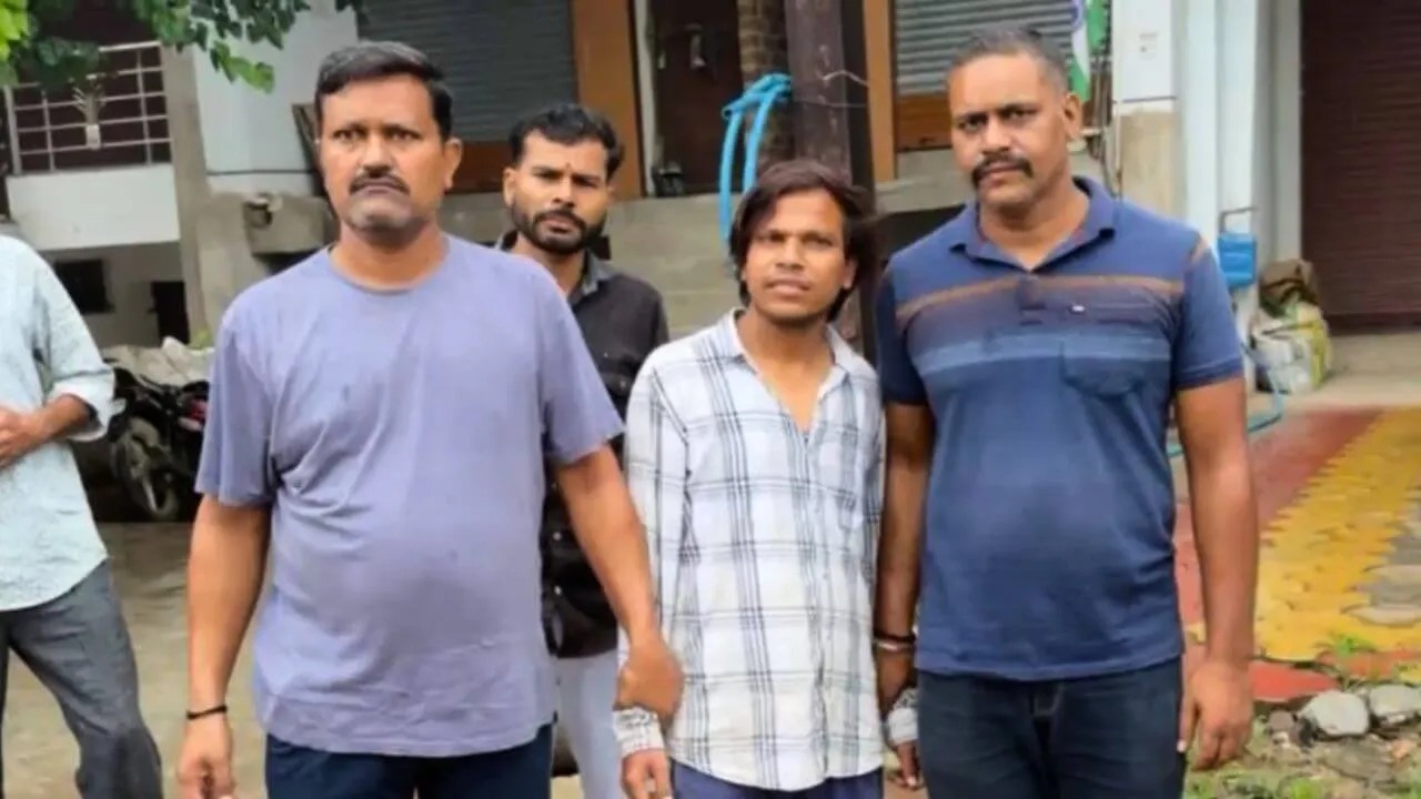 कृषि भूमि का नामांतरण करने पटवारी ने किसान से मांगी रिश्वत, लोकायुक्त पुलिस ने घर के बाहर पटवारी को रंगे हाथ पकड़ा