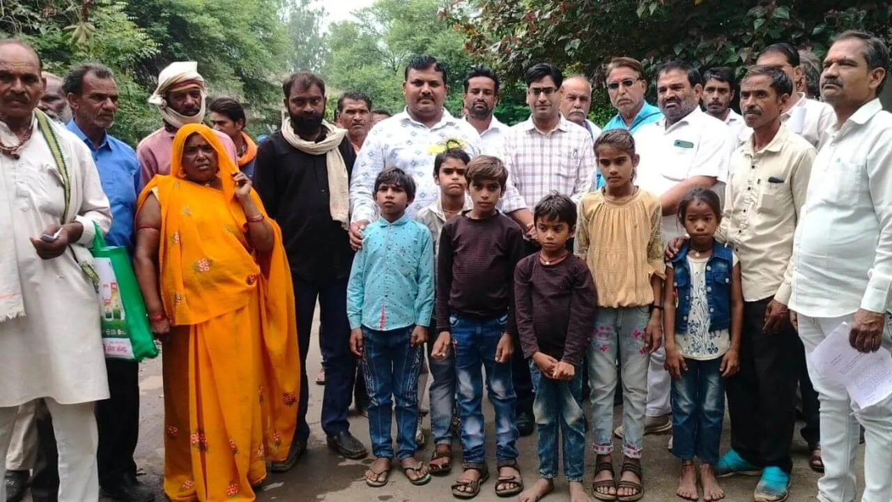 Bina schools merged children protest to Collector