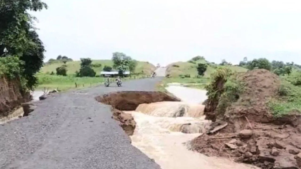 सीधी में मूसलाधार बारिश का कहर, 104 करोड़ रुपये में बनी सड़क बही, उमंग सिंघार ने सरकार को घेरा