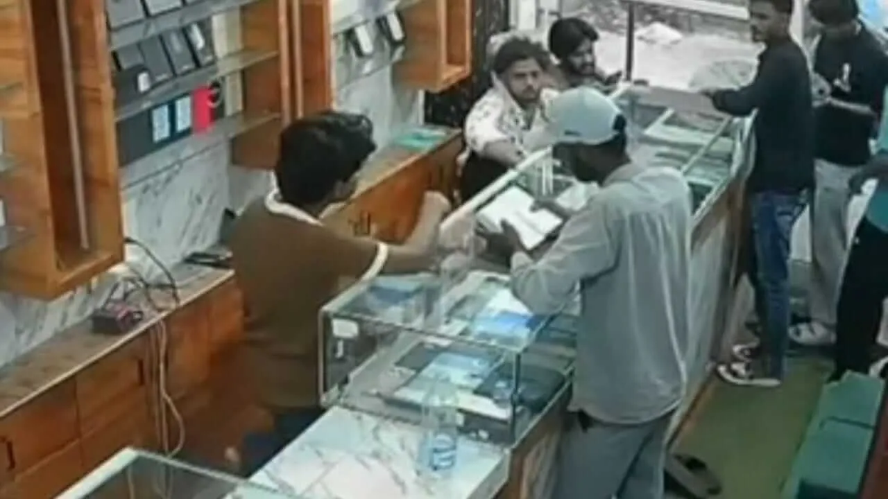 शिवपुरी में शातिर चोर का कारनामा, दुकानदार को बातों में उलझाकर पार किए हजारों के मोबाइल
