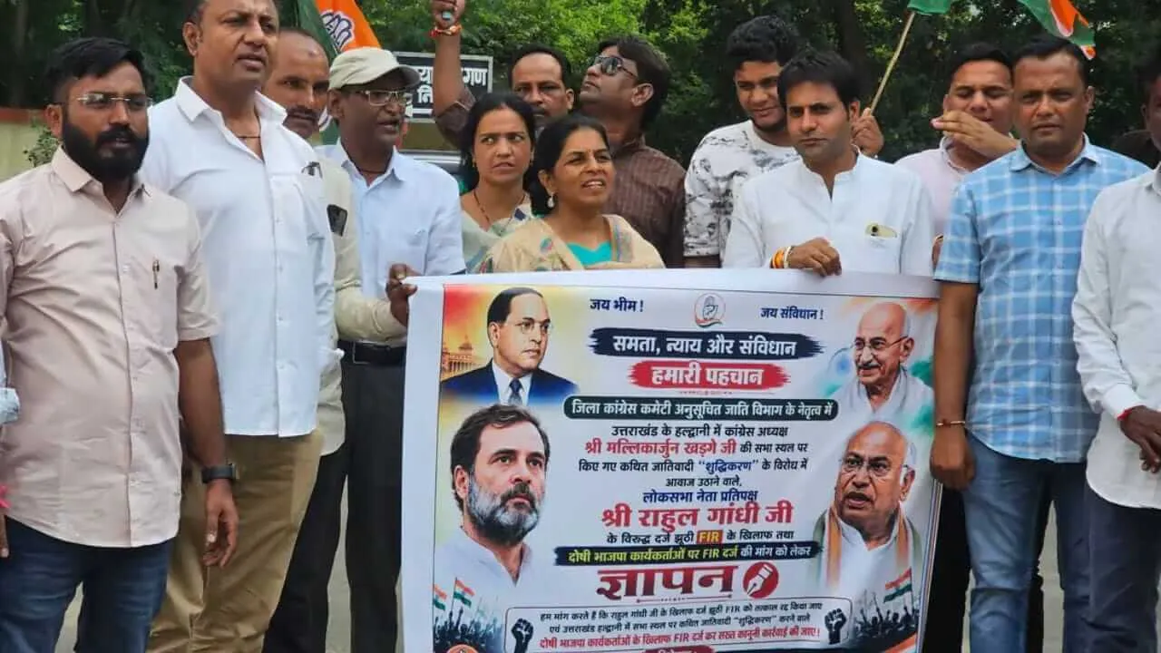राहुल गांधी पर FIR के विरोध में मंदसौर कांग्रेस का प्रदर्शन, राष्ट्रपति के नाम ASP को सौंपा ज्ञापन