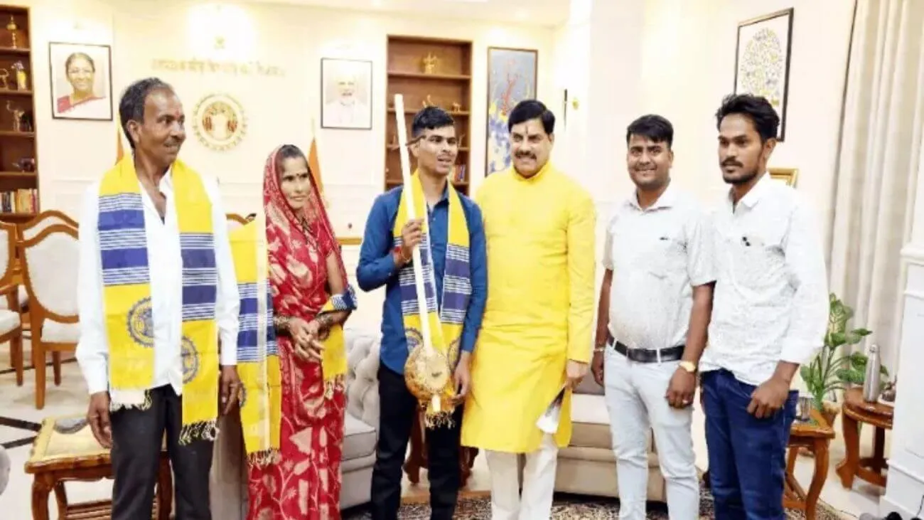 ‘हनुमान अंश’ के गायक सुनील लोधी से मिले CM मोहन यादव, 1 लाख रुपए सम्मान निधि और इलाज में मदद का किया ऐलान