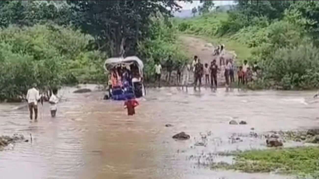 दमोह में भारी बारिश से कच्चे मकान की दीवार गिरने से बुजुर्ग महिला घायल, ट्रैक्टर से नाला पार कर पहुंचाया अस्पताल