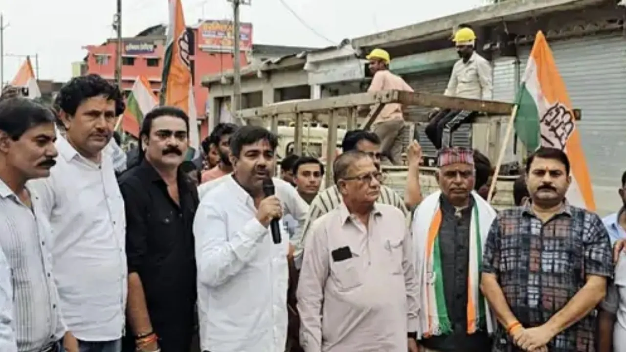 शहडोल में जर्जर सड़कों को लेकर कांग्रेस का प्रदर्शन, बड़े आंदोलन की दी चेतावनी, कहा- 6 करोड़ की सड़क दो महीने से अधूरी