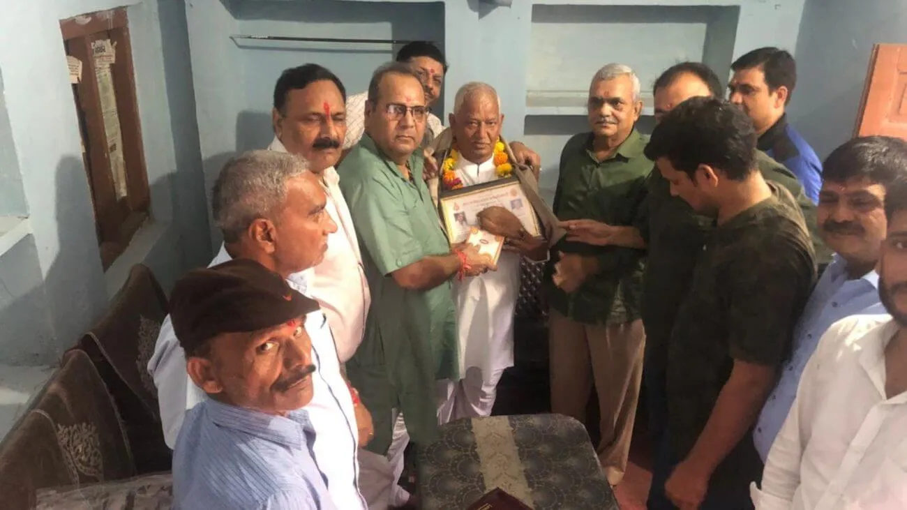 शिक्षक दिवस पर घर-घर पहुंचे युवा, वरिष्ठ और सेवानिवृत्त शिक्षकों का किया सम्मान; डबरा सनाढ़्य ब्राह्मण सभा की पहल