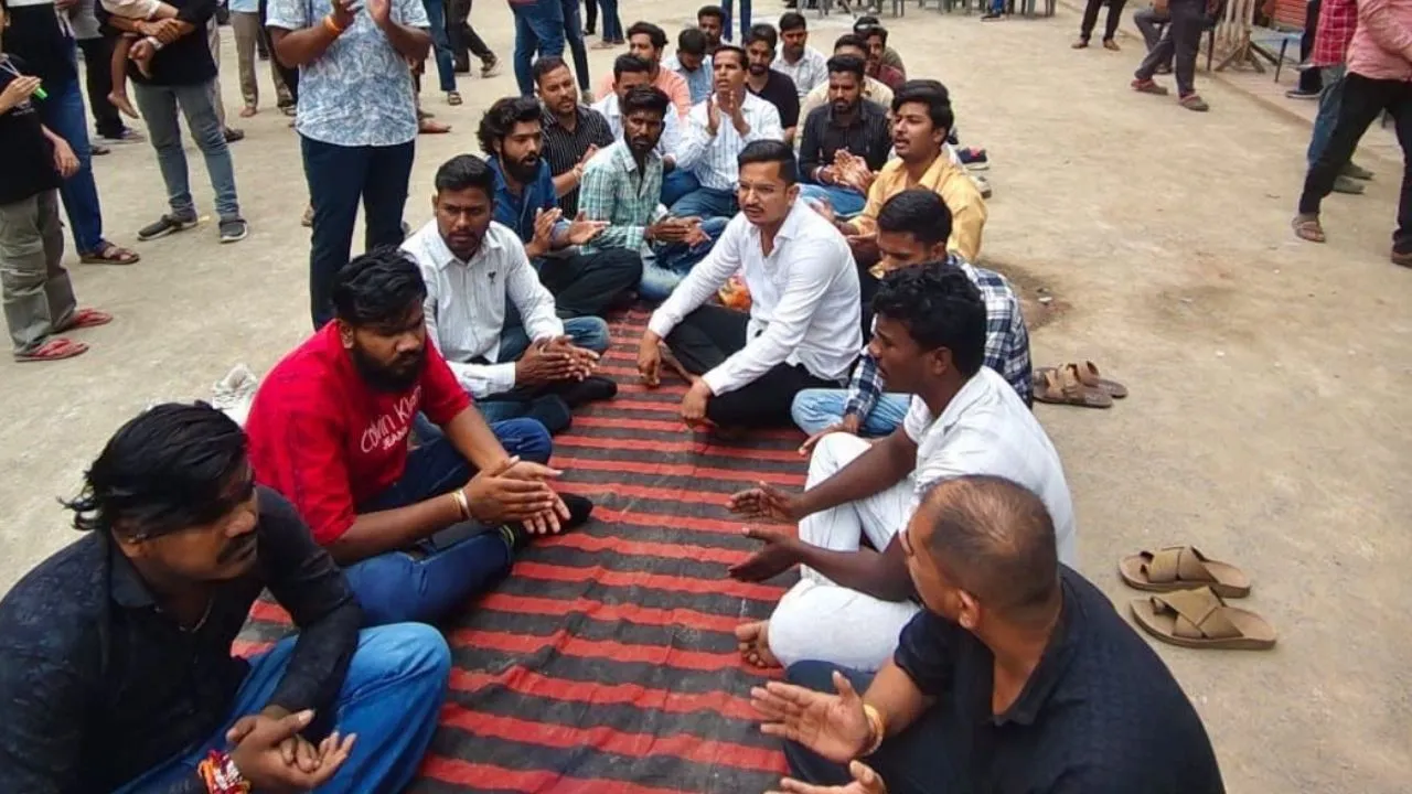 उज्जैन में सड़क चौड़ीकरण के दायरे में आया ‘खड़े हनुमान मंदिर’, शिफ्टिंग को लेकर बढ़ा विरोध, यूथ कांग्रेस ने किया हनुमान चालीसा का पाठ