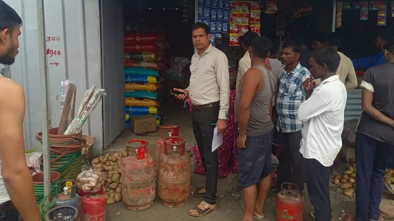 घरेलू गैस सिलेंडरों के व्यावसायिक उपयोग पर प्रशासन की बड़ी कार्रवाई, नीमच में 14 सिलेंडर जब्त