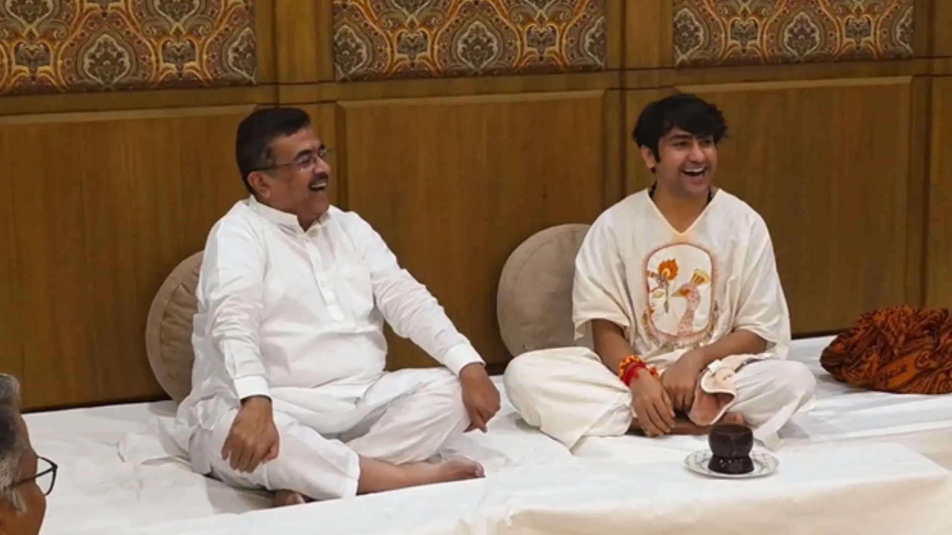 CM शुभेंदु अधिकारी से मिले बागेश्वर सरकार धीरेंद्र शास्त्री, बोले - 'CM हाउस में भी लगे एक दिन दिव्य दरबार'