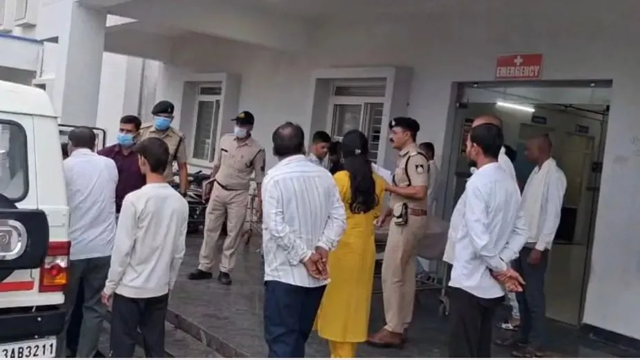 सागर शराब कांड के बाद एक्शन, नौराज-गूगरा खुर्द पहुंचे कमिश्नर-IG; इलाके की 6 शराब दुकानें सील, सैंपलिंग के निर्देश