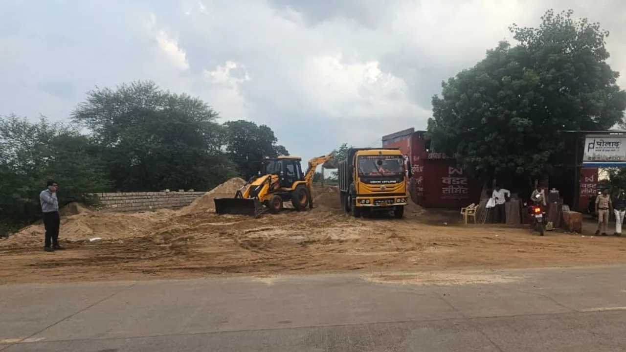 नीमच के गिरदौड़ा में अवैध रेत भंडारण पर एक्शन, वायरल वीडियो के बाद चला खनिज विभाग का डंडा