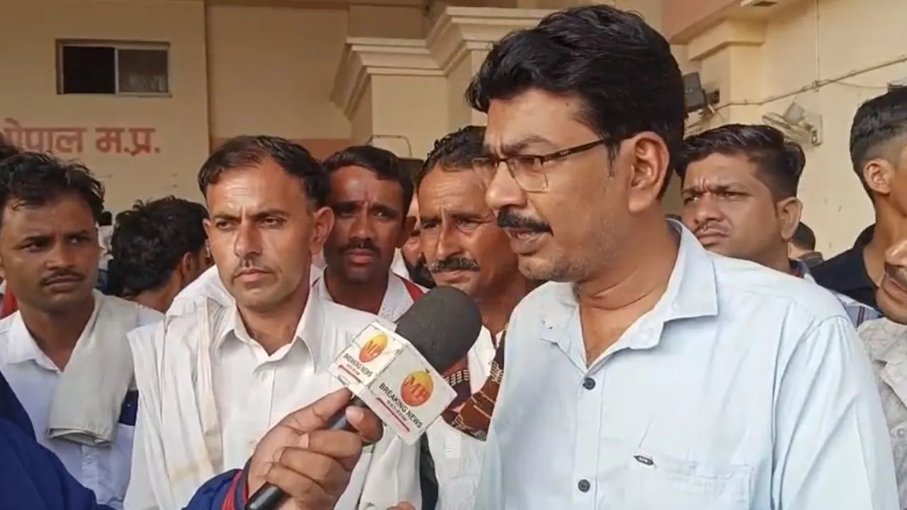 भोपाल के श्रमोदय स्कूल में रोता हुआ हॉस्टल से बाहर आया बच्चा, बोला- मुझे करंट लगा, पानी-खाने की बदहाली पर हंगामा, अभिभावकों ने दिया 45 दिन का अल्टीमेटम