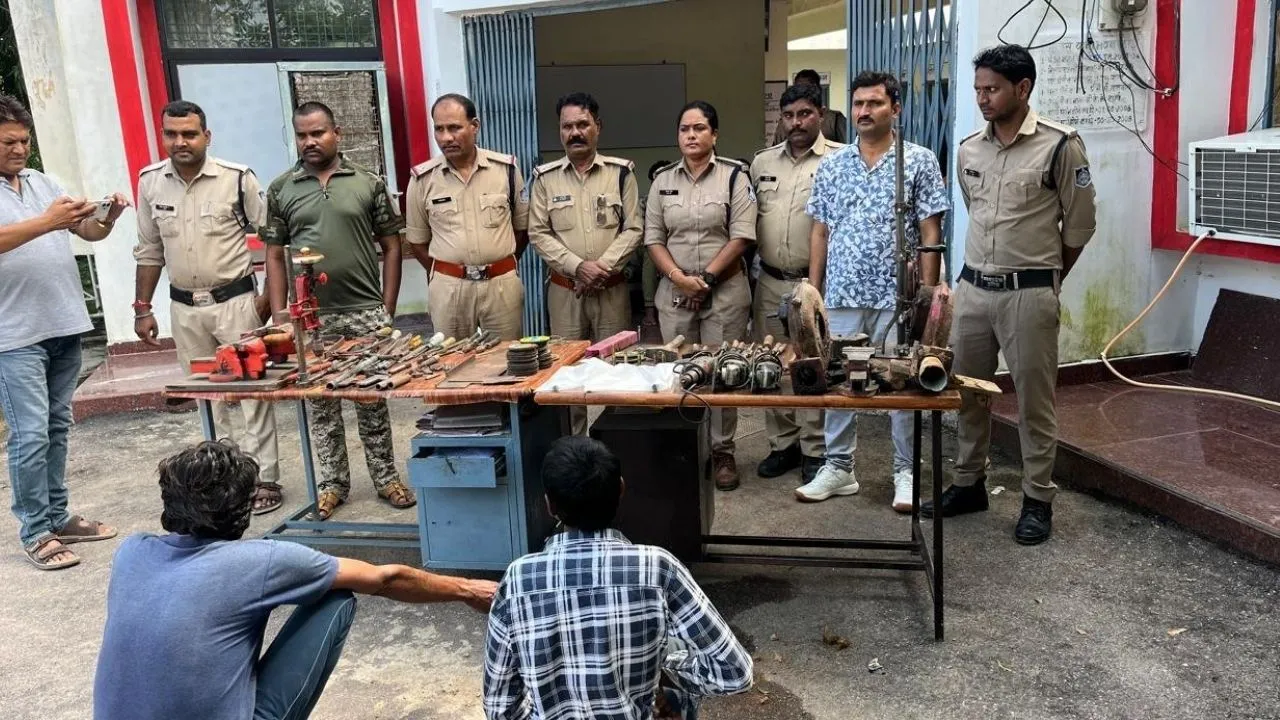 छतरपुर पुलिस ने अवैध हथियार बनाने वाले दो ठिकानों पर मारा छापा, दो आरोपी गिरफ्तार, देशी कट्टे और उपकरण जब्त