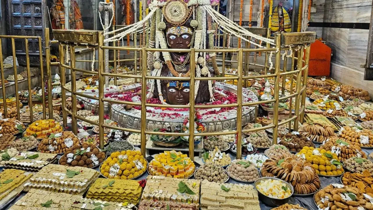 पशुपतिनाथ महादेव में निभाई गई 48 साल से चली आ रही परंपरा, लगाया गया 56 भोग, हुआ आकर्षक श्रृंगार