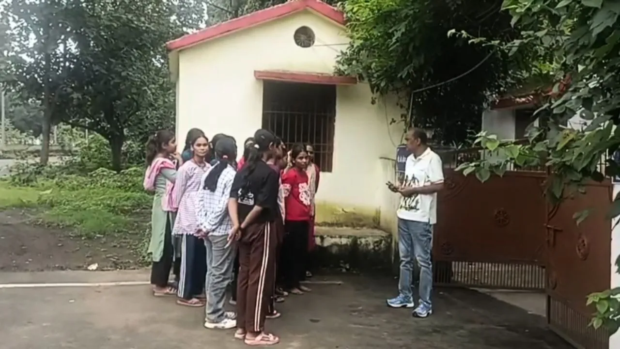 उत्कृष्ट सीनियर कन्या छात्रावास की छात्राओं ने अधीक्षिका पर लगाये प्रताड़ना के आरोप, व्यवस्थाओं और भोजन की गुणवत्ता पर उठाये सवाल