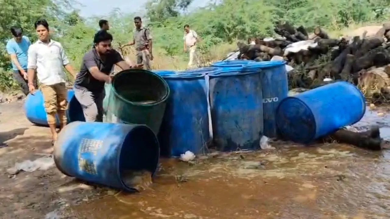 ग्वालियर पुलिस का एक्शन, अलग अलग थाना क्षेत्रों में अवैध देशी शराब पकड़ी, 3600 लीटर गुड़ लहान नष्ट किया