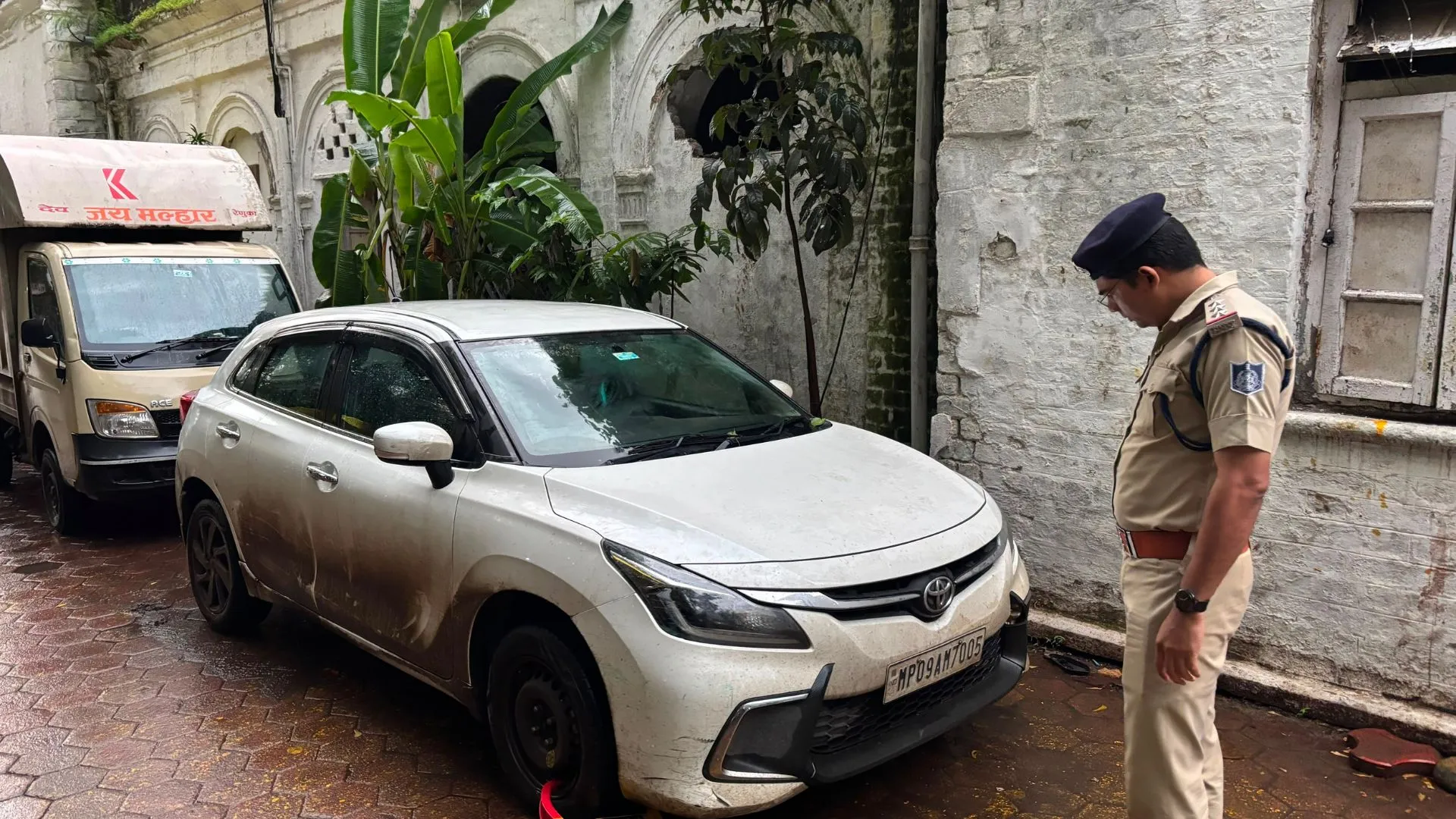 इंदौर में रॉन्ग साइड दौड़ाई कार, पुलिस को देखकर भी नहीं रुका चालक, BNS के तहत FIR हुई दर्ज