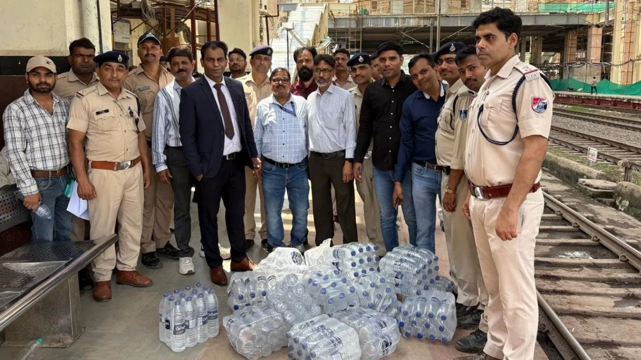 ग्वालियर रेलवे स्टेशन पर विशेष जांच अभियान, पंजाब मेल की पेंट्रीकार से 200 से अधिक अनधिकृत पानी की बोतलें जब्त
