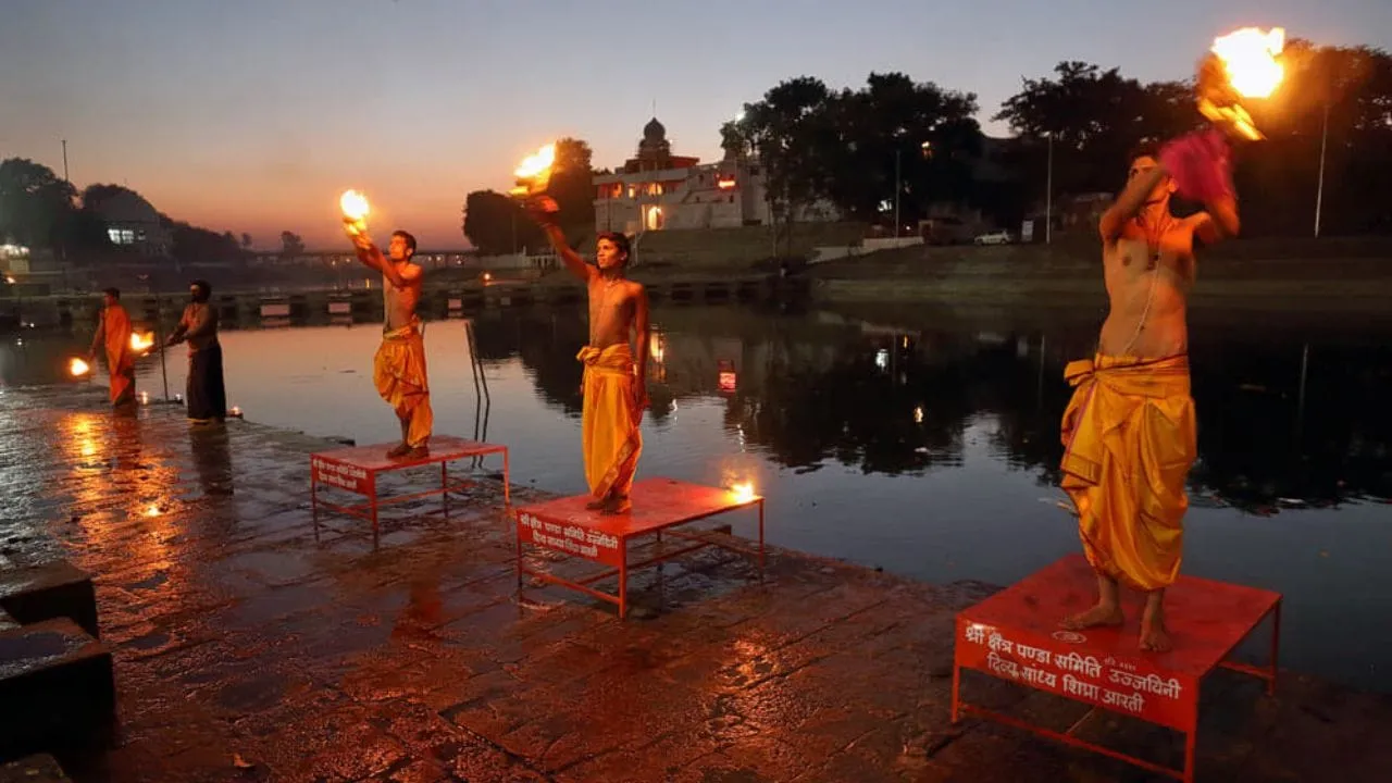 उज्जैन में शिप्रा आरती को लेकर बढ़ा विवाद, देशभर के पुरोहितों की धर्म सभा आज
