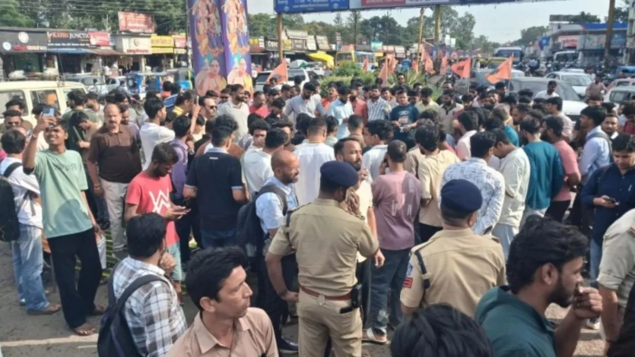 भगवा झंडा हटाते ही गरमाया छिंदवाड़ा, हिंदू संगठनों ने किया प्रदर्शन, कमिश्नर ने दोबारा फहराया