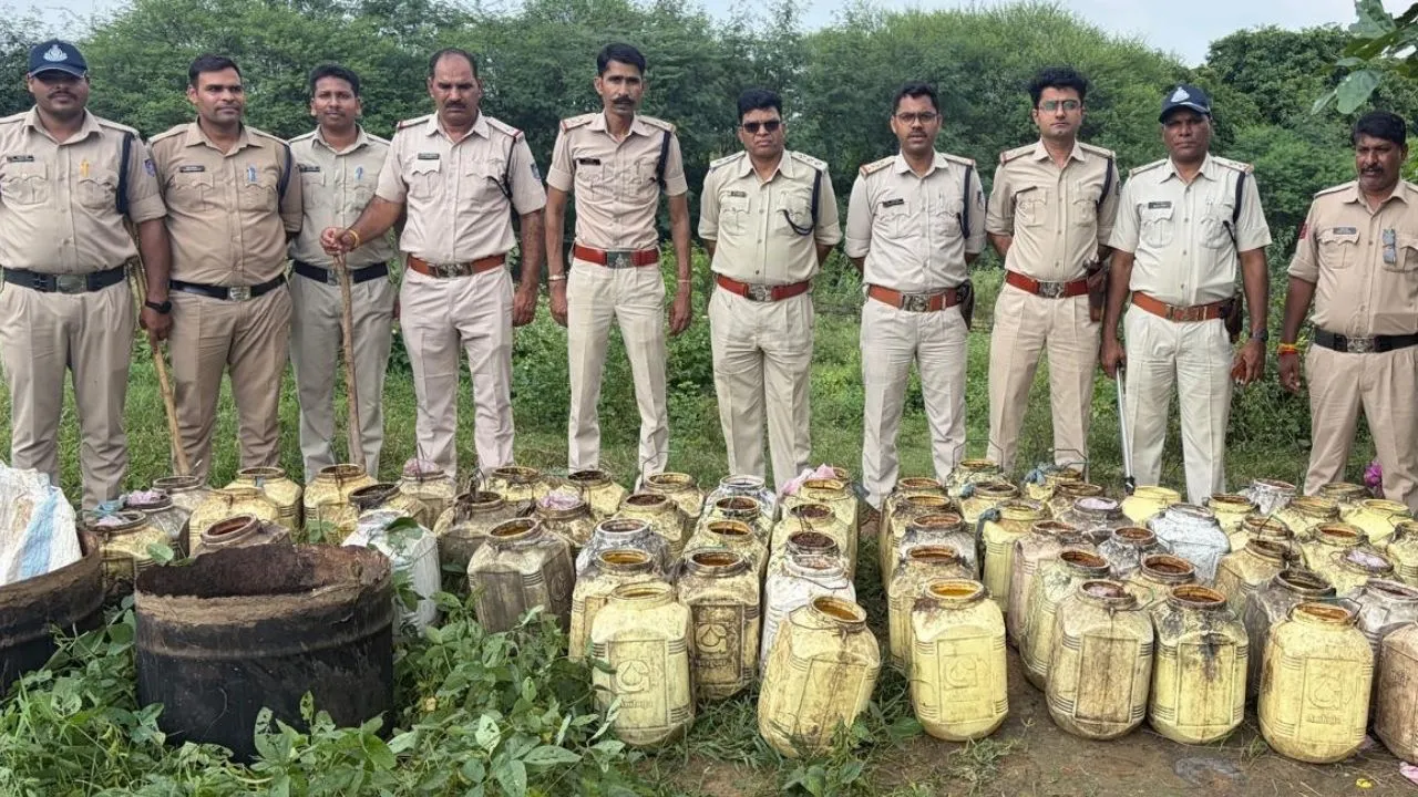 नीमच में अवैध शराब के ठिकानों पर आबकारी-पुलिस की संयुक्त दबिश, 1.20 लाख से अधिक की सामग्री जब्त