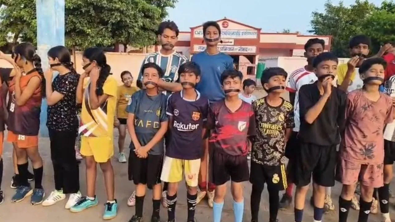 नीमच में हायर सेकेंडरी मैदान बचाने के लिए छात्रों का अनूठा मौन प्रदर्शन, मुंह पर काली पट्टी बांधकर जताया विरोध