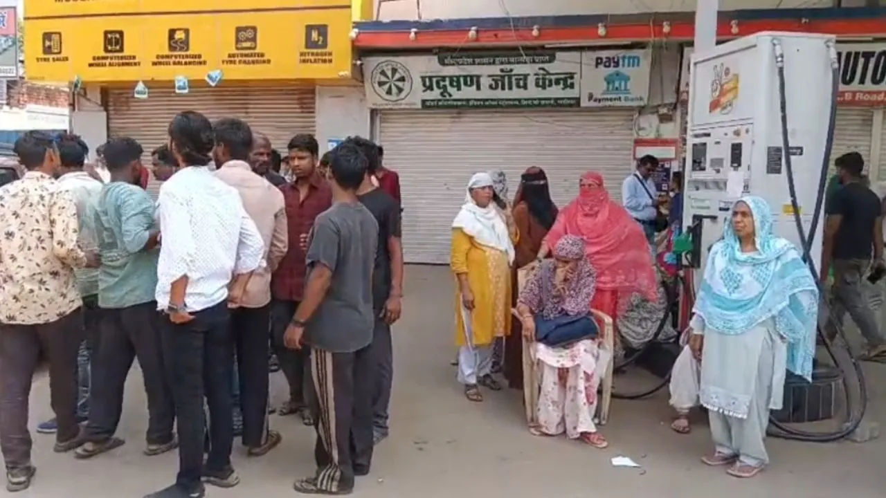 Gwalior News : आग से घायल कर्मचारी का परिवार धरने पर, पेट्रोल पंप संचालक पर इलाज में सहयोग नहीं करने के आरोप