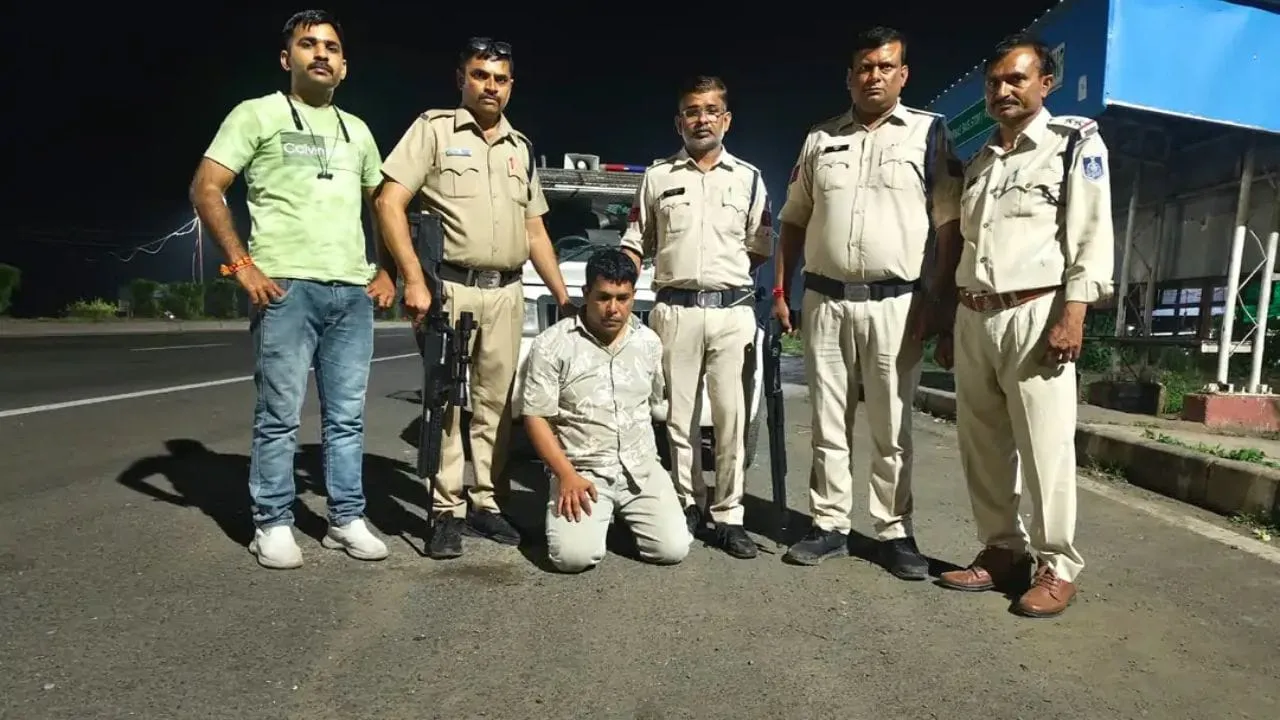 उज्जैन पुलिस की गिरफ्त में नकाबपोश आरोपी, 2 बंदूकों के साथ रतलाम से दबोचा