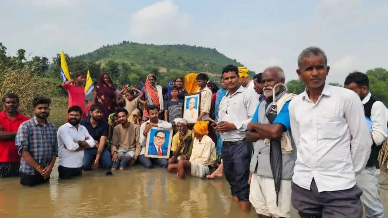 काचन नदी में उतरे ग्रामीण, पुल निर्माण की मांग को लेकर शुरू किया आंदोलन, कहा- ठोस कार्रवाई होने तक जारी रहेगा जल सत्याग्रह