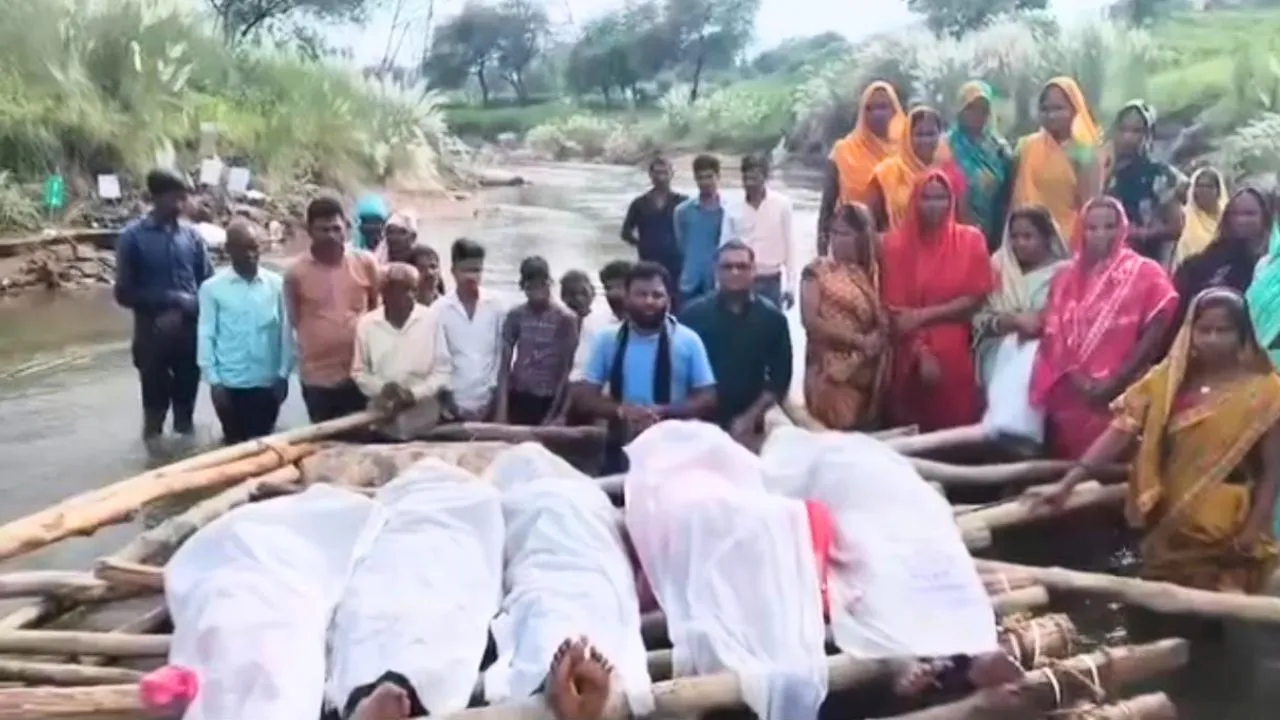 सिंगरौली में 62 घंटे से जल में बैठे आंदोलनकारी, अब महिलाओं ने शुरू किया ‘चिता आंदोलन’