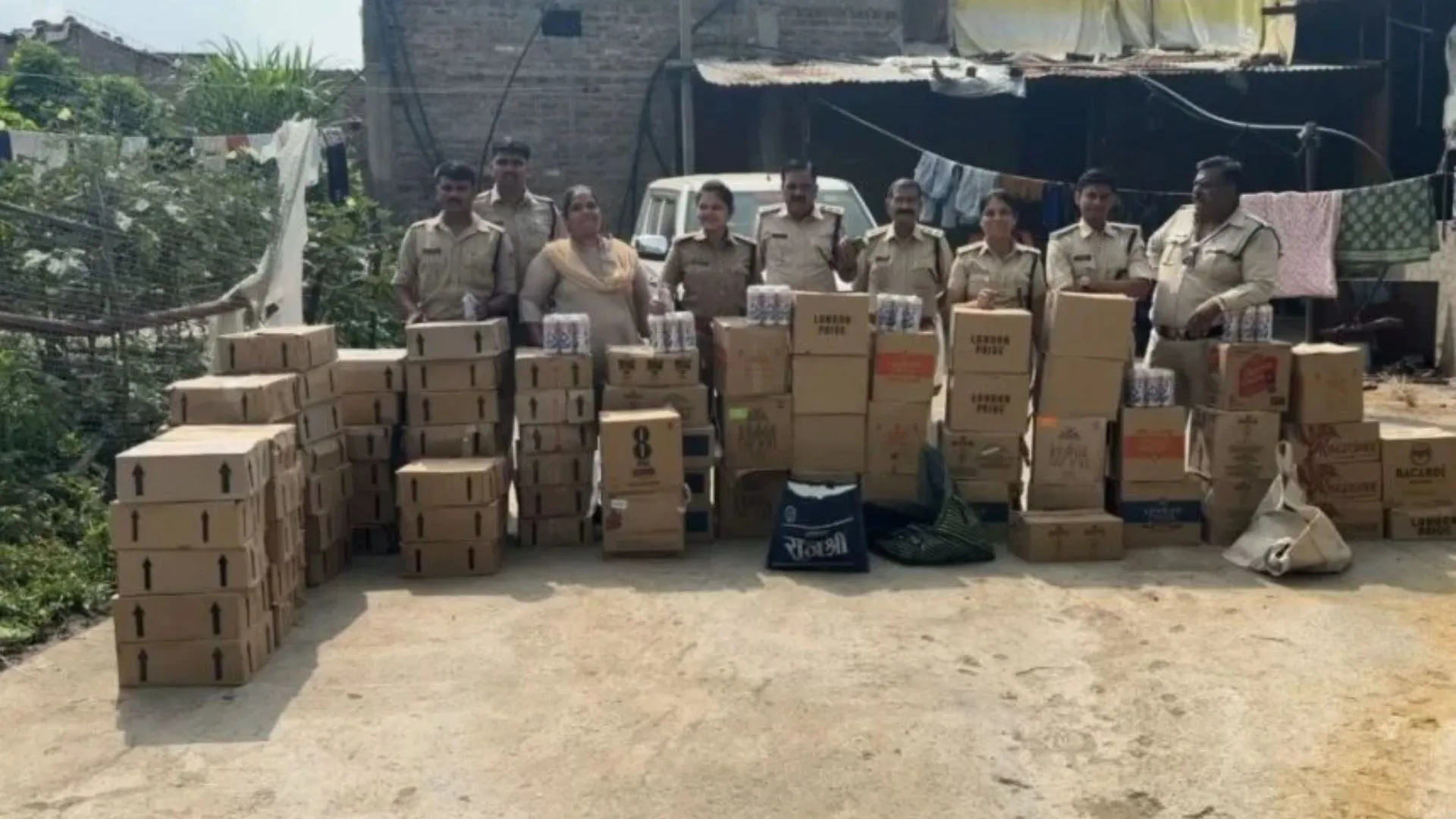 इंदौर में आबकारी विभाग की बड़ी कार्रवाई, सांवेर के बंद मकान से 792 लीटर अवैध शराब की जब्त, कीमत 5.50 लाख