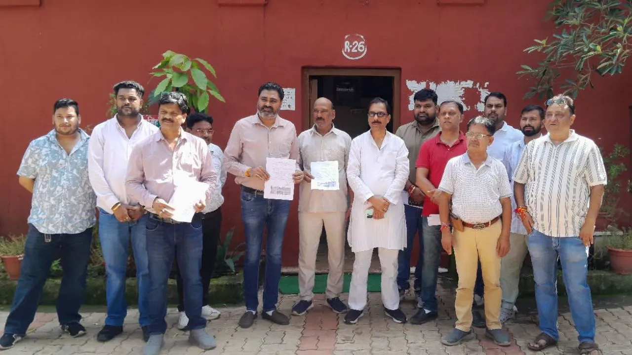 शिवपुरी में शराब दुकानों पर तोड़फोड़ के बाद लामबंद हुए ठेकेदार, बोले- सुरक्षा नहीं मिली तो प्रशासन को सौंप देंगे चाबियां